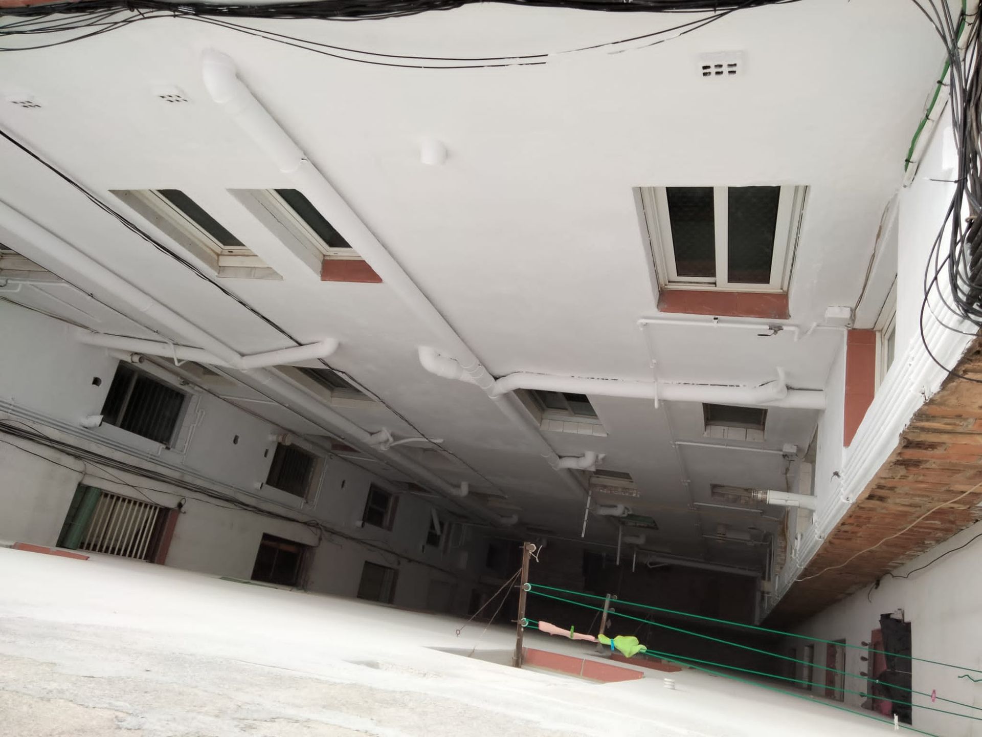 Mirando hacia el techo de un edificio