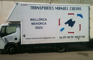Un camión blanco dice Transportes Manuel Cueurs al costado