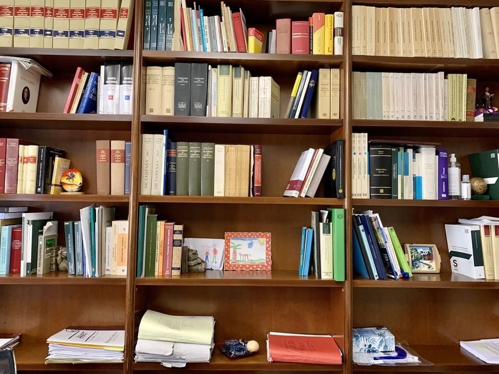 Una biblioteca llena de muchos libros y papeles