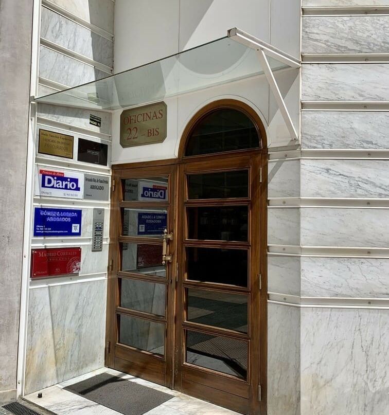 Un edificio con un cartel que dice diario.