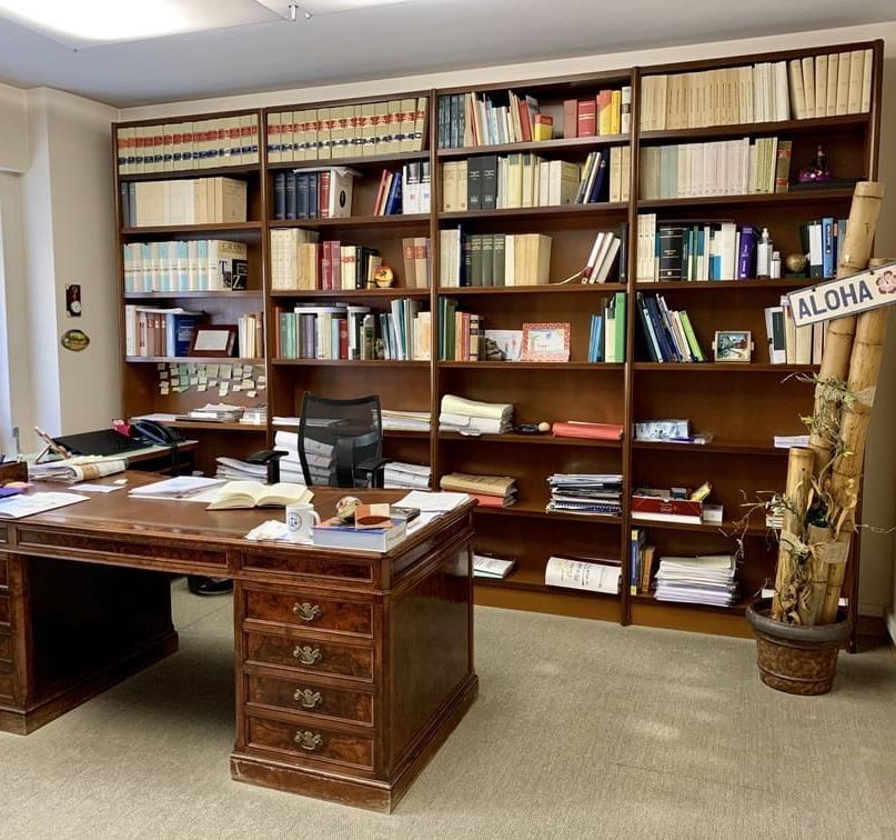 Una habitación con muchas estanterías y un cartel que dice aloha