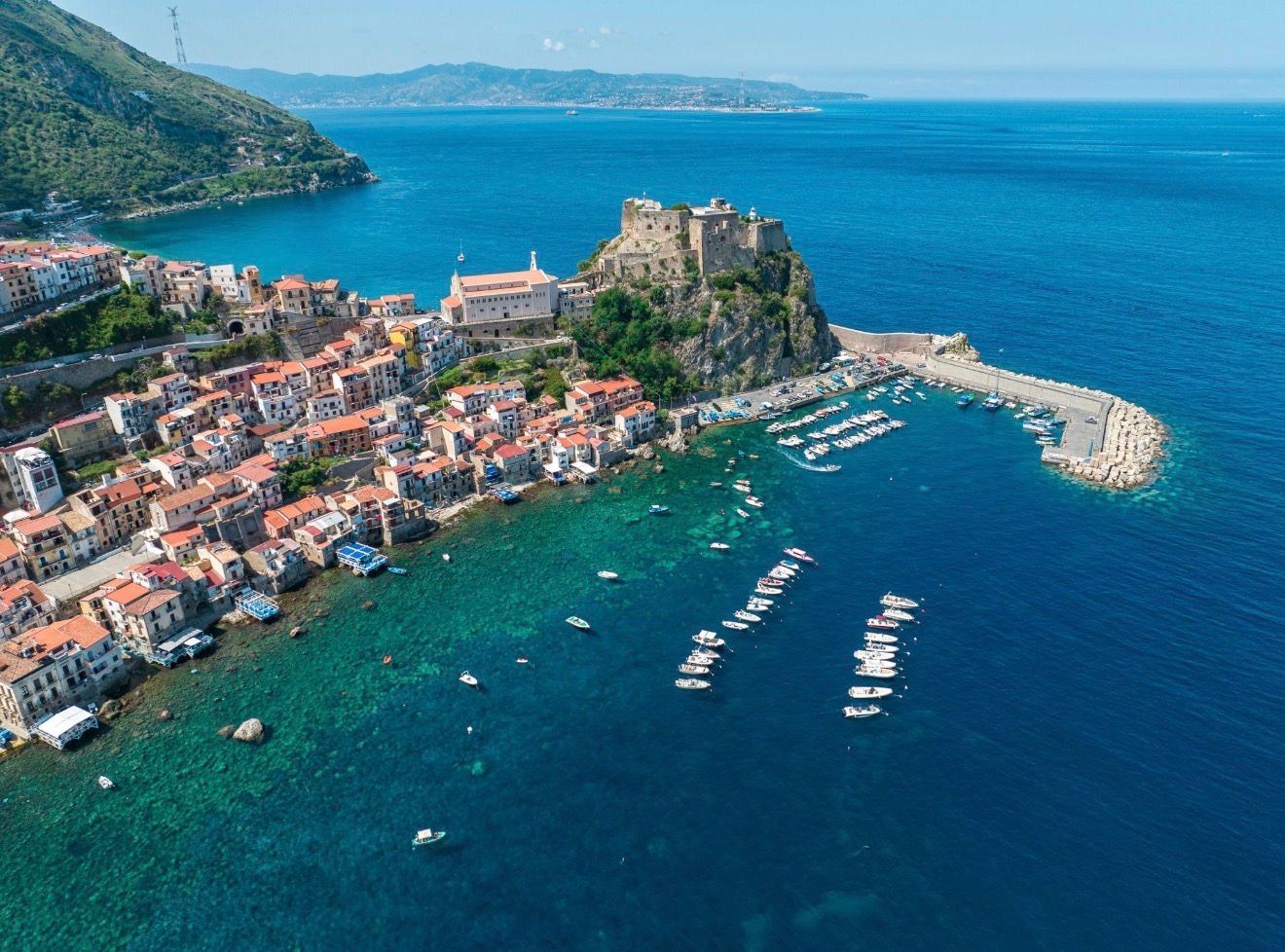 Veduta aerea di Chianalea e del porto di Scilla