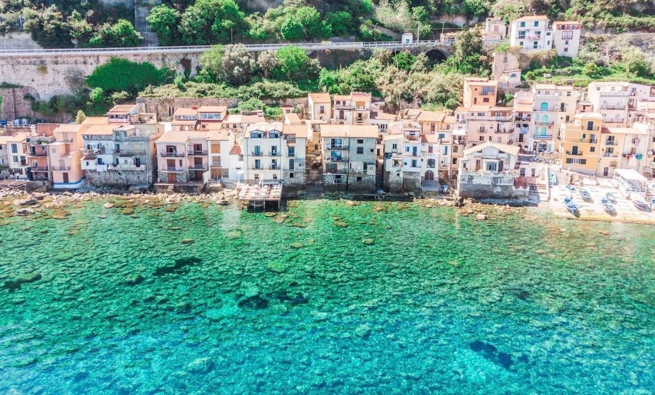 Le case di Chianalea affacciate sul mare cristallino