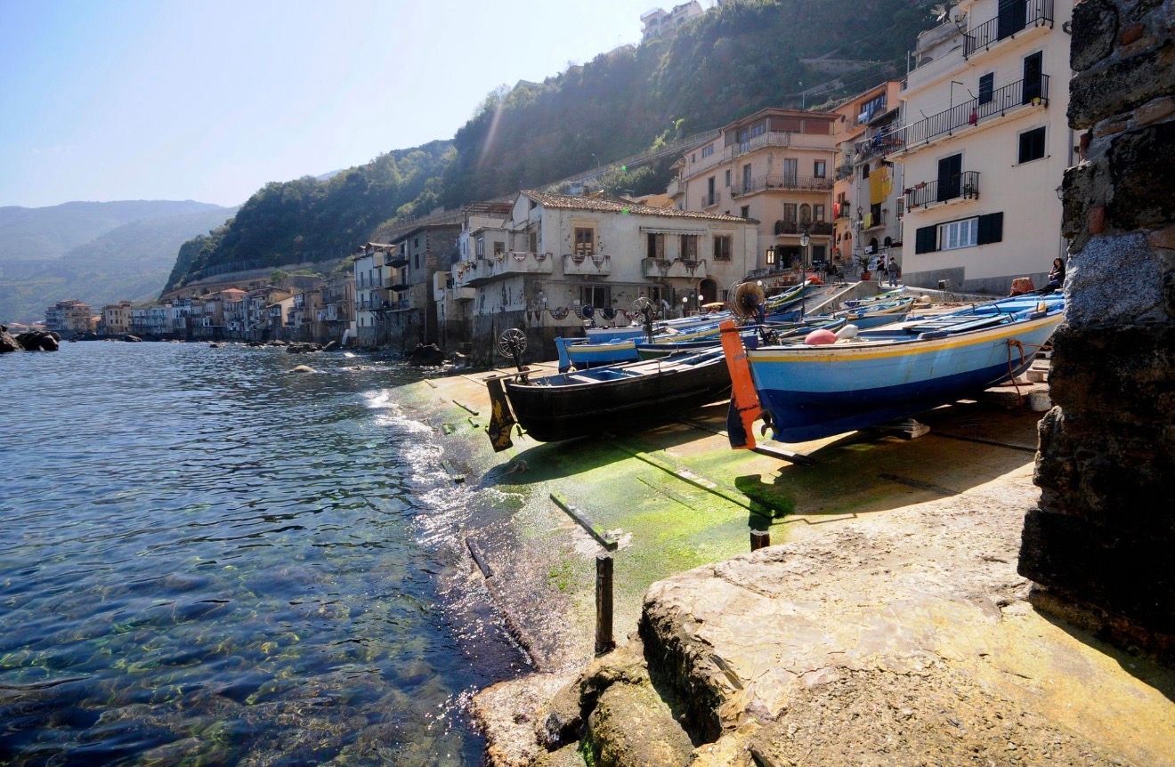Barche da pesca sulla riva nel borgo di Chianalea