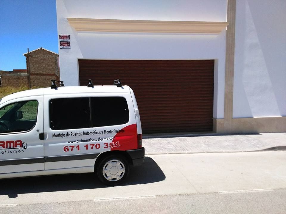 Una furgoneta blanca con el número 671 170 396 en el lateral