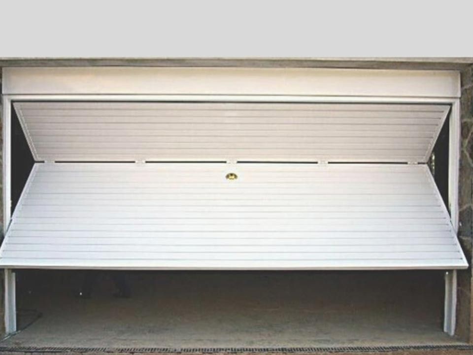 Una puerta de garaje blanca con la puerta abierta