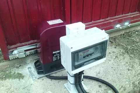 Una puerta corrediza roja con una caja adjunta.