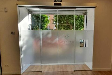 Una habitación con puertas corredizas de vidrio y un cartel que dice alta