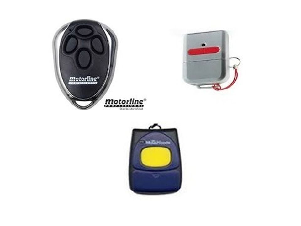Tres controles remotos diferentes están uno al lado del otro sobre un fondo blanco.