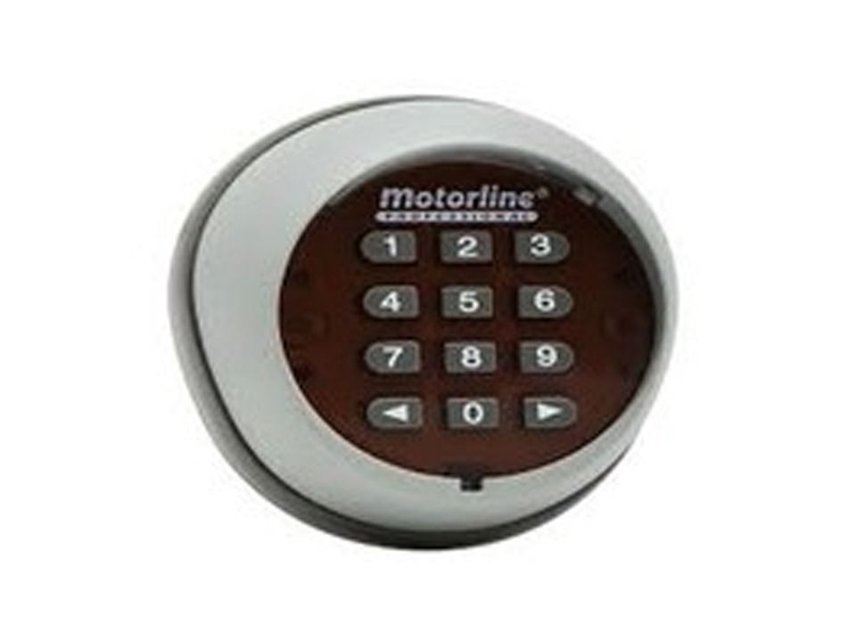Un primer plano de un teclado de motorline sobre un fondo blanco.