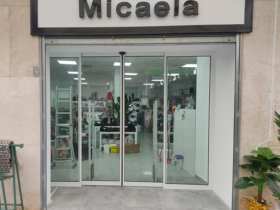 Un escaparate con un cartel que dice Micaela