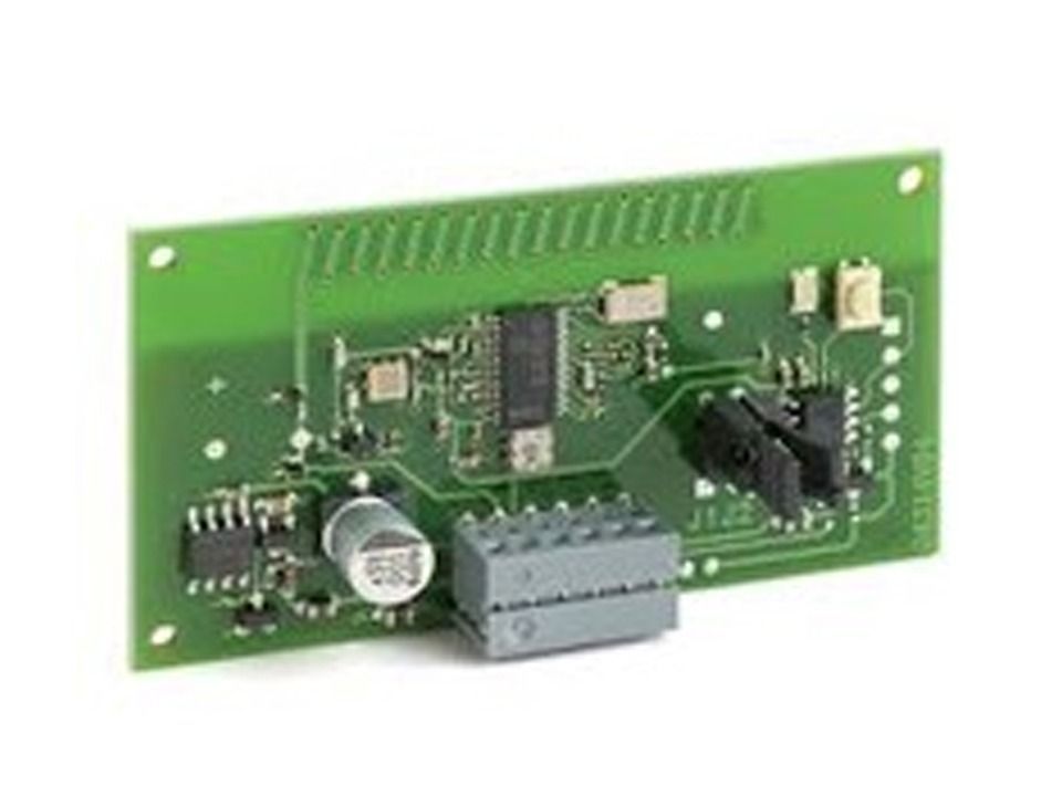 Una placa electrónica verde con muchos componentes electrónicos.
