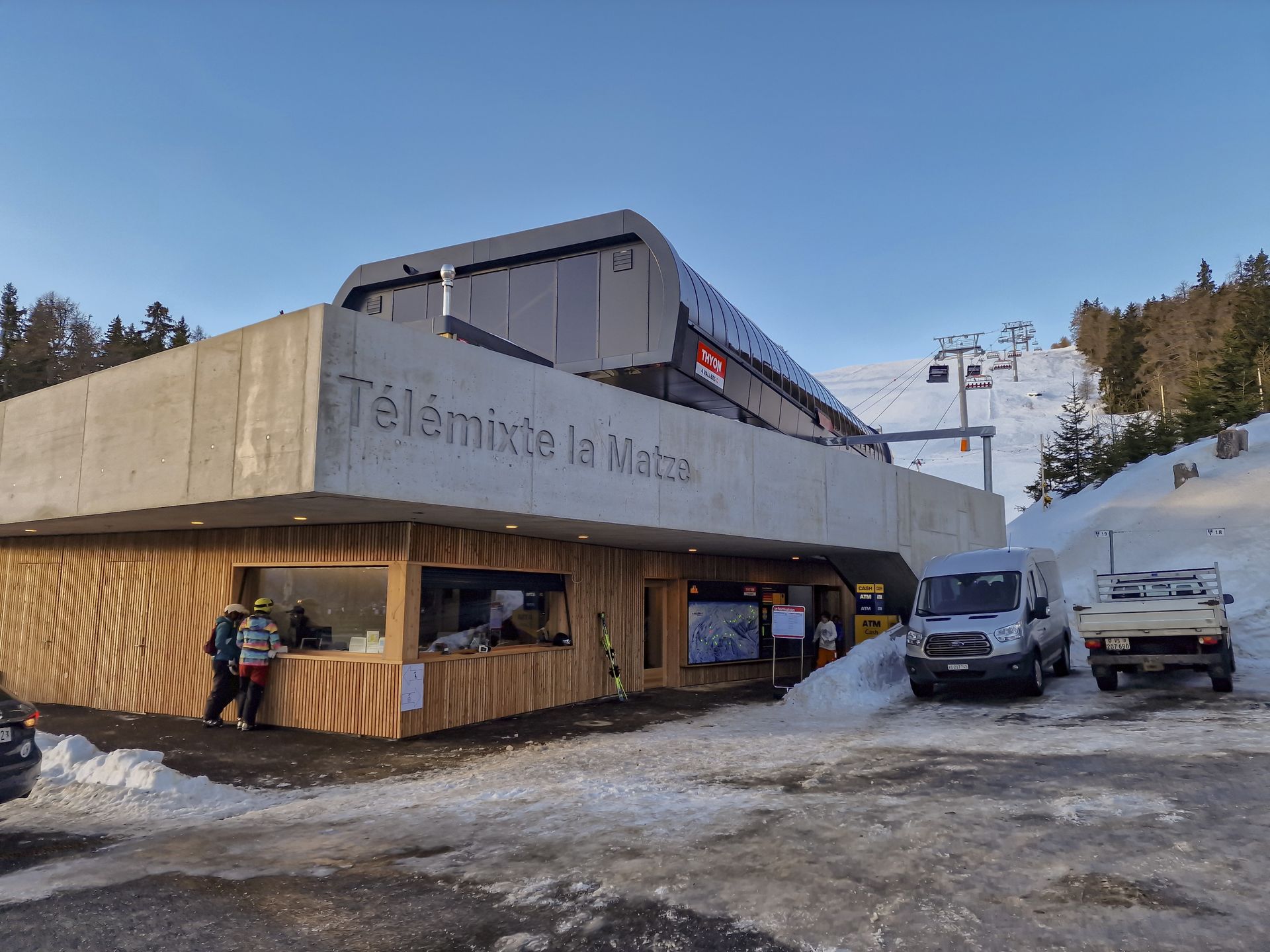 Un bâtiment avec le mot télémine dessus