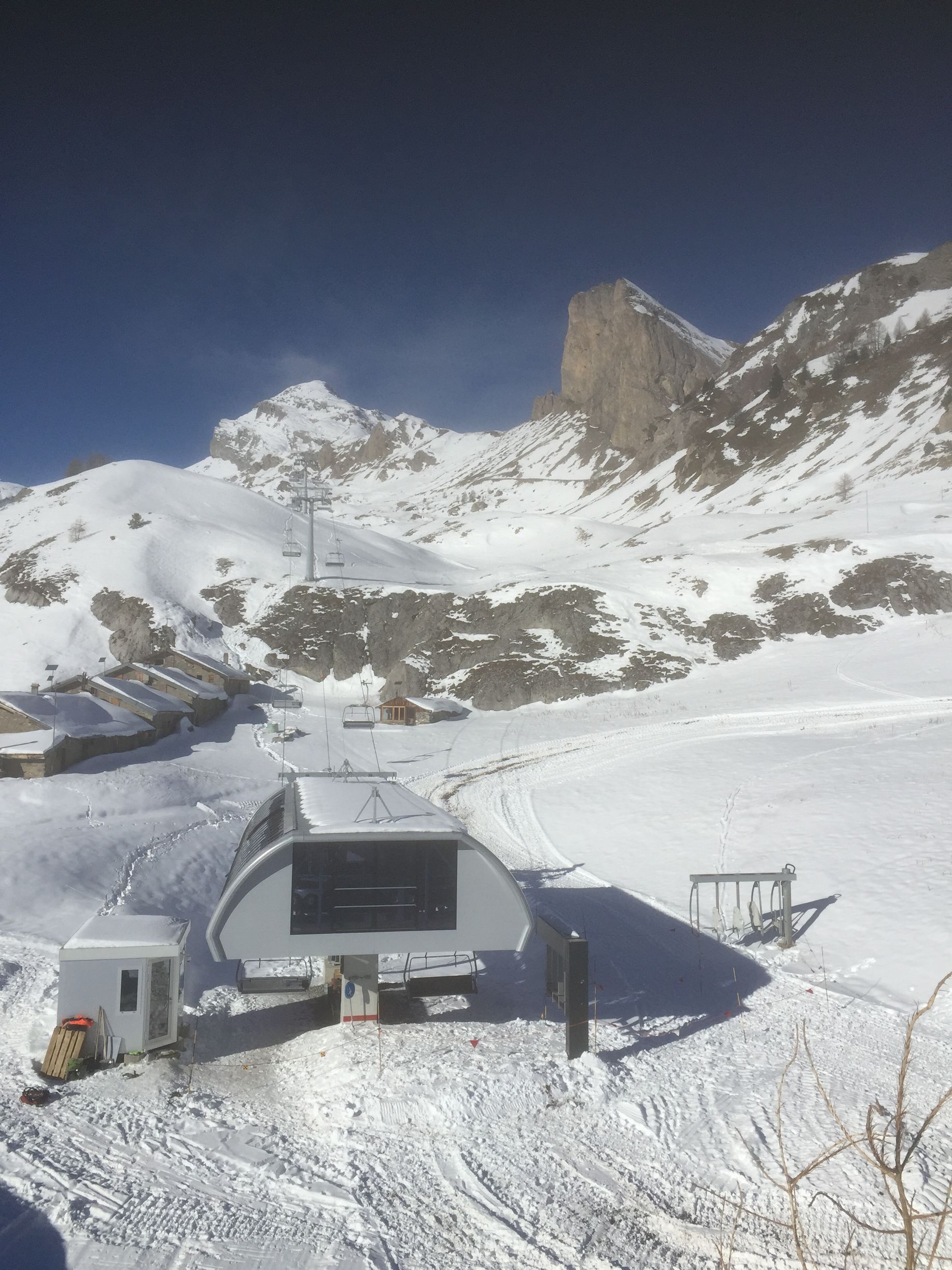 Un téléphérique est situé au sommet d'une montagne enneigée.