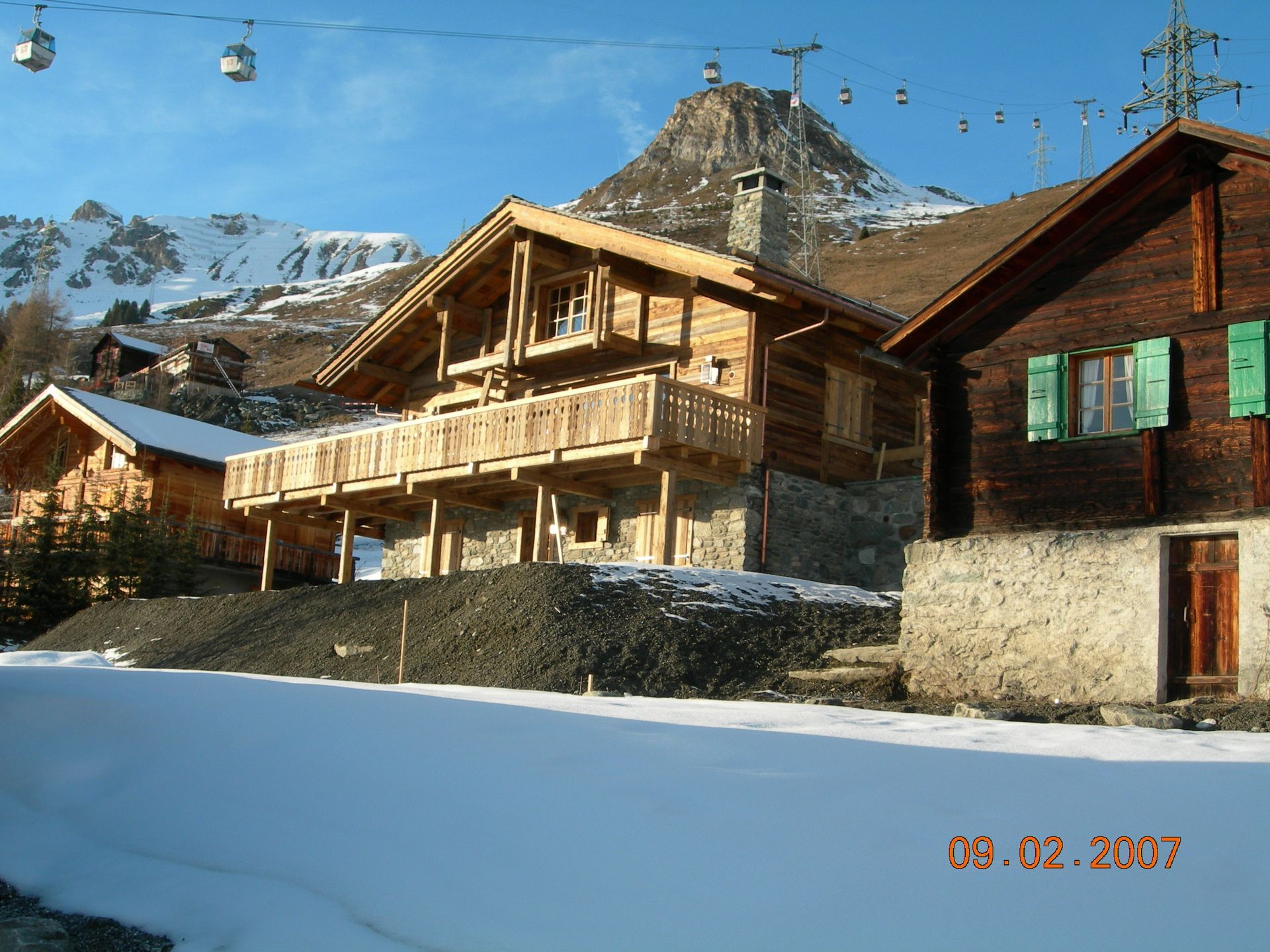 Une photo prise en 2007 montre une montagne en arrière-plan