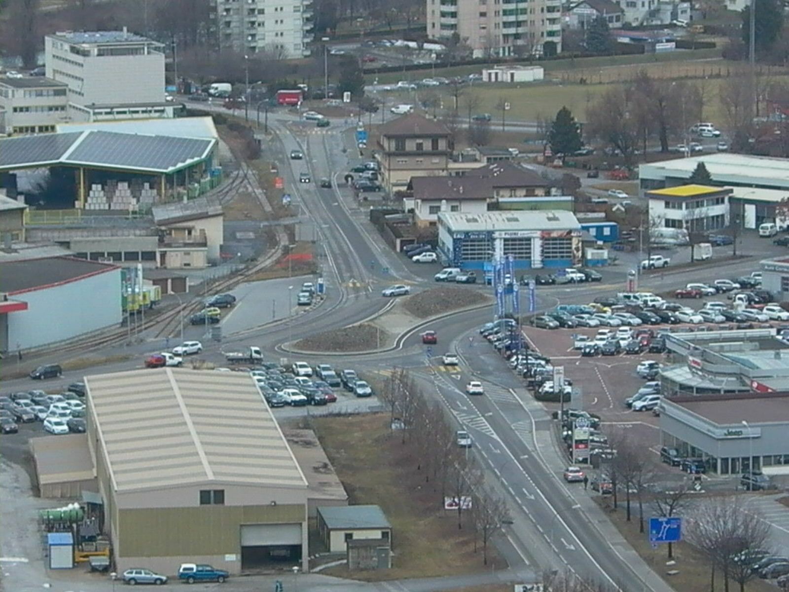 Une vue aérienne d'une ville avec beaucoup de voitures et de bâtiments