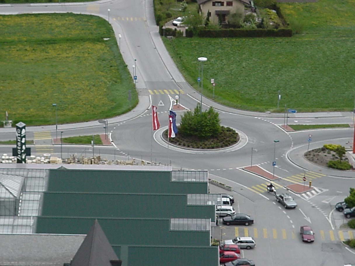Une vue aérienne d'un rond-point dans une ville