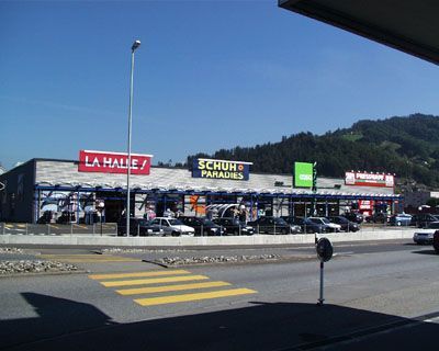 Un magasin appelé la halle est sur le bord de la route