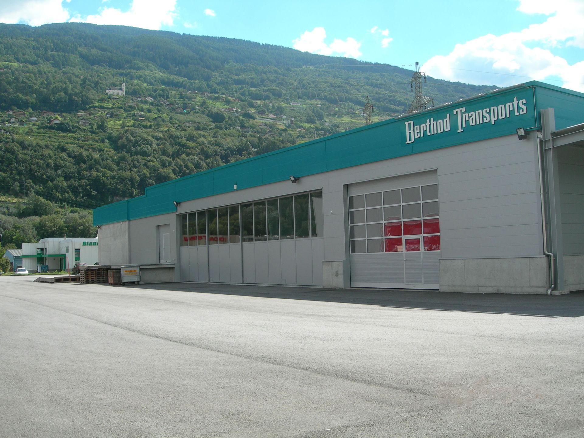 Un bâtiment avec le mot transports dessus