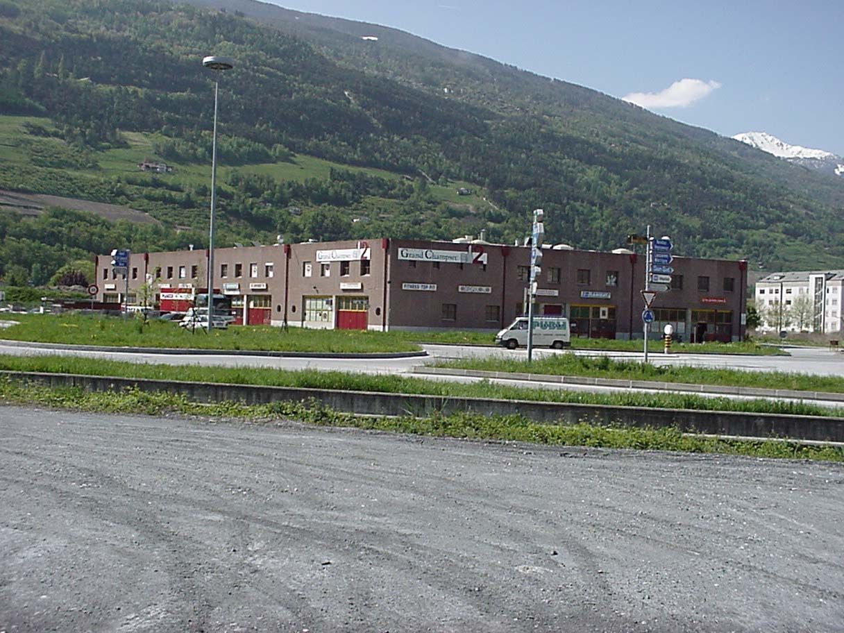 Une rangée de bâtiments avec des montagnes en arrière-plan