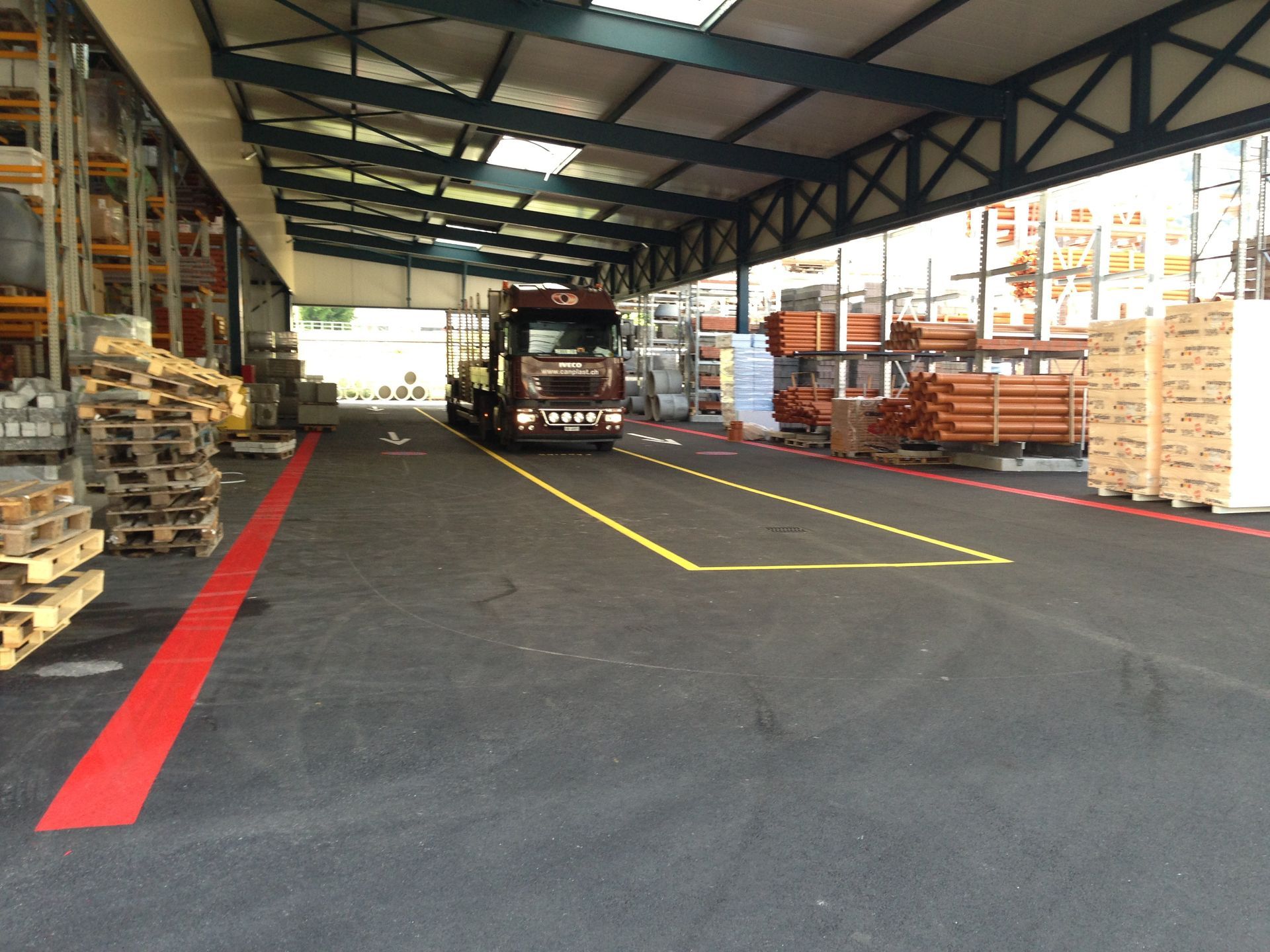 Un camion roule sur une route dans un entrepôt