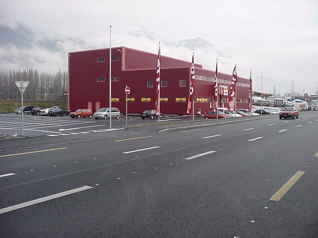 Un grand bâtiment rouge avec le mot te dessus