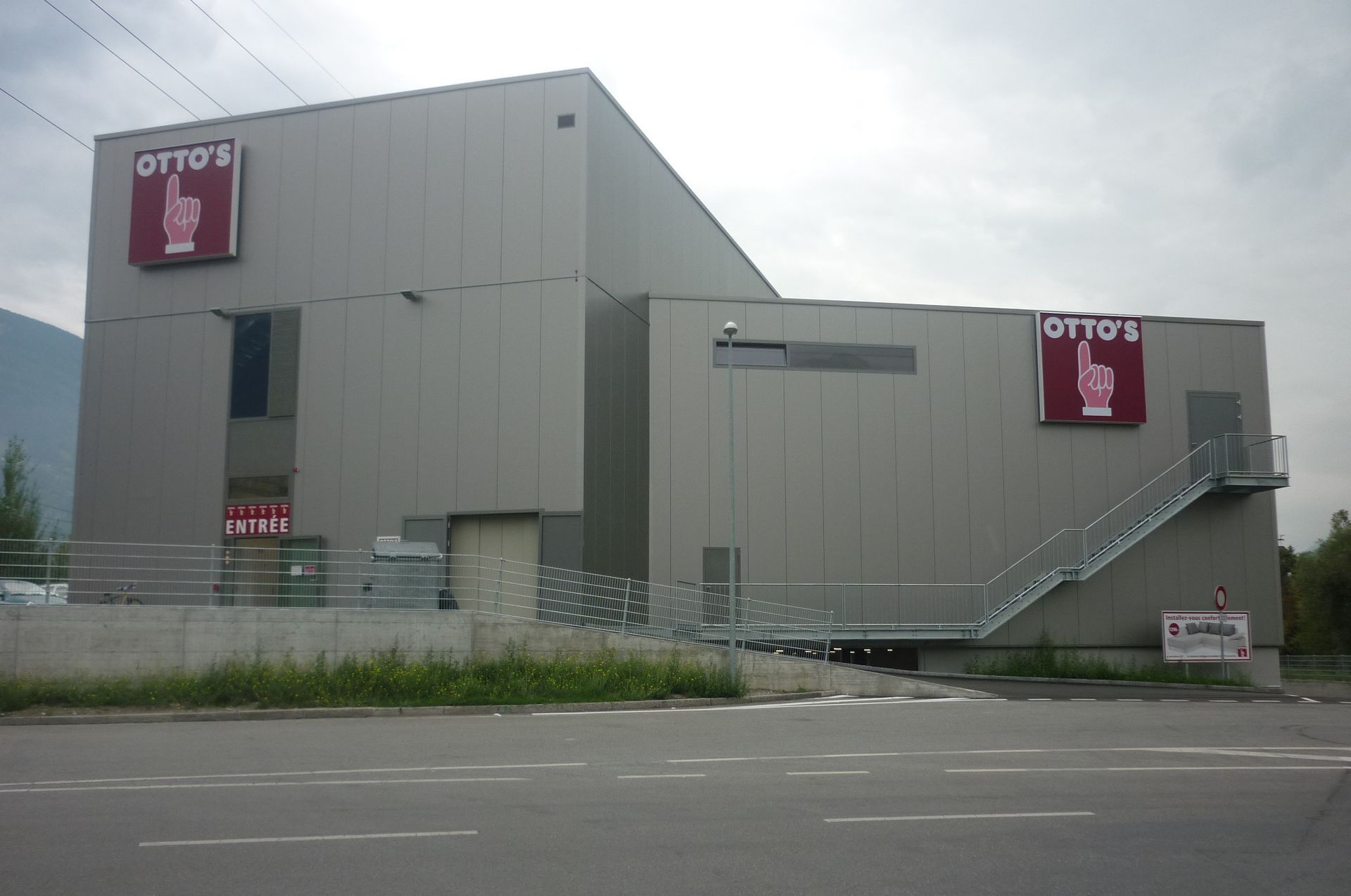 Un grand bâtiment avec le mot ottos dessus