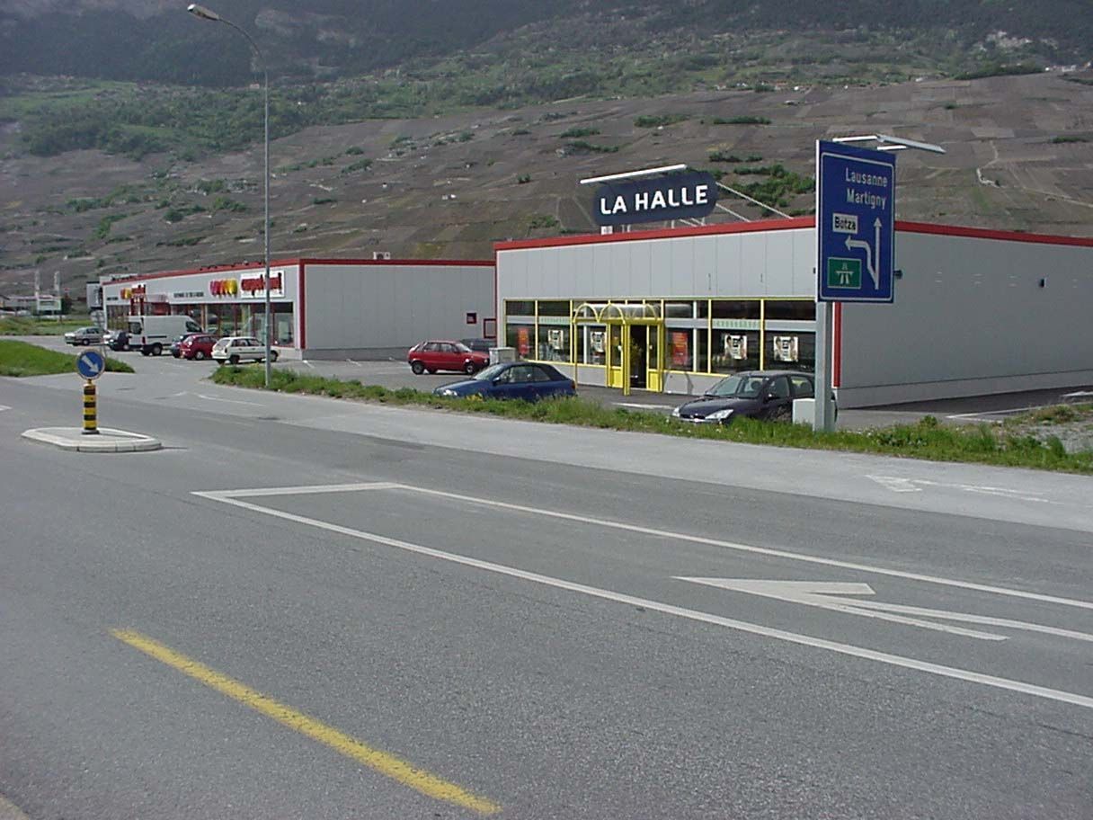 Un magasin appelé la halle est sur le bord de la route