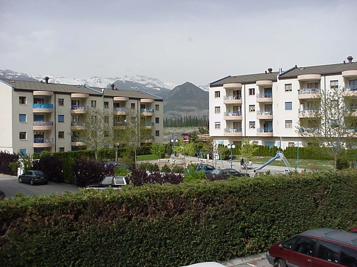 Une rangée d'immeubles d'appartements avec des montagnes en arrière-plan