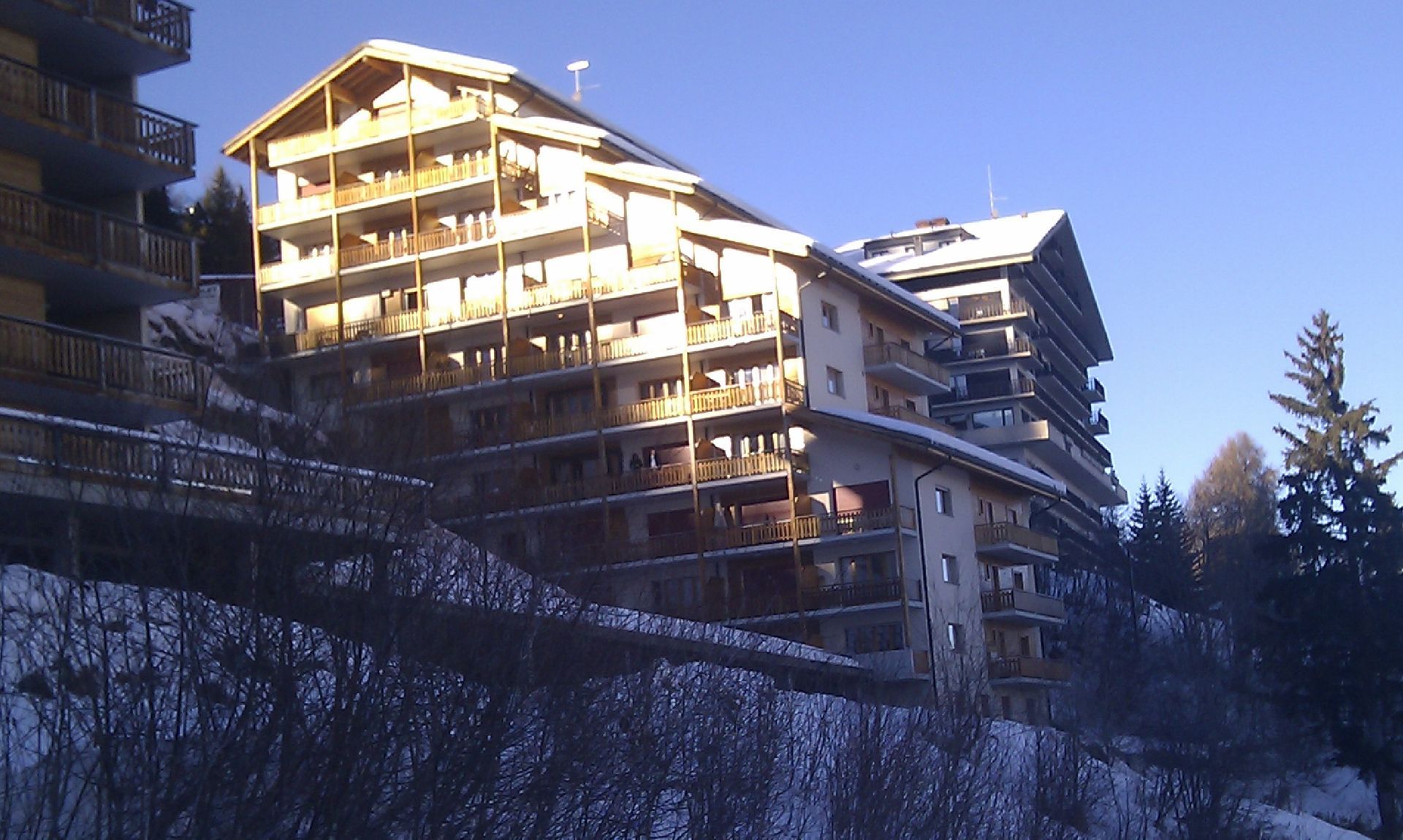 Un grand bâtiment avec un ciel bleu en arrière-plan