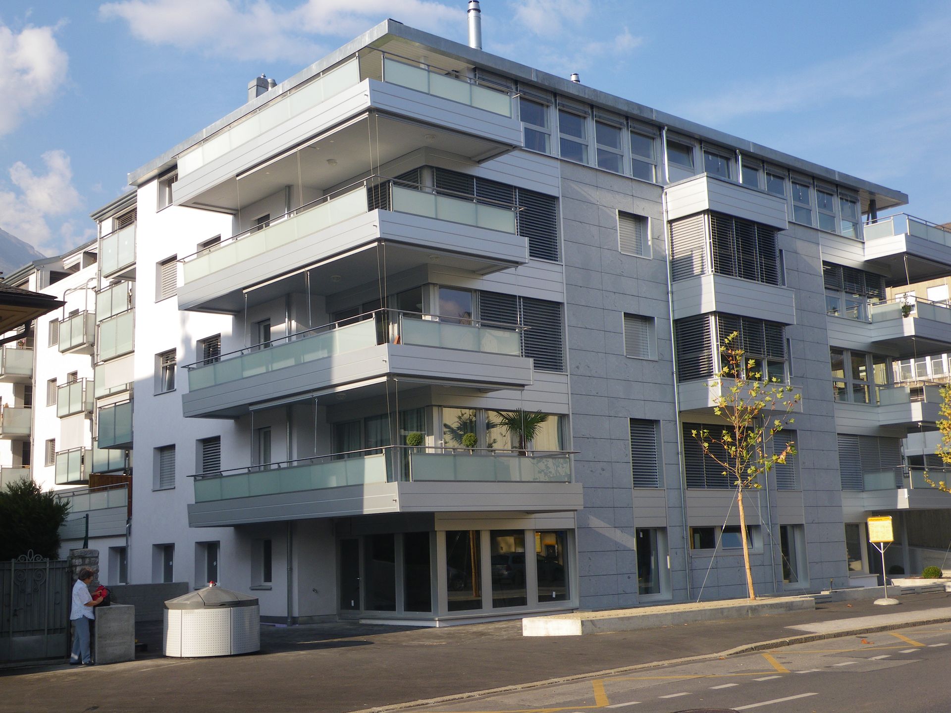 Un grand bâtiment avec beaucoup de fenêtres et de balcons