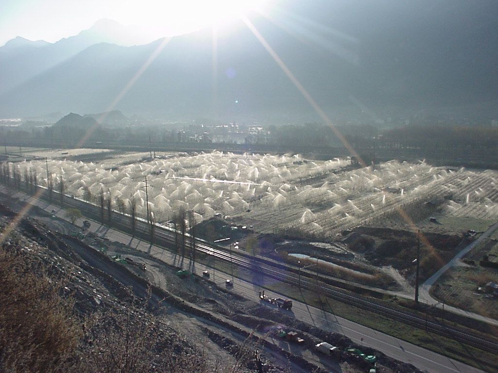 Le soleil brille fort sur une gare de triage