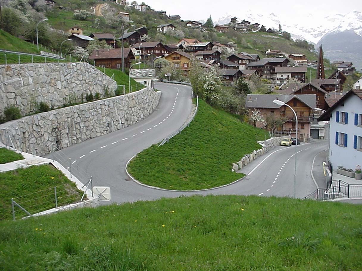 Une route qui traverse un petit village