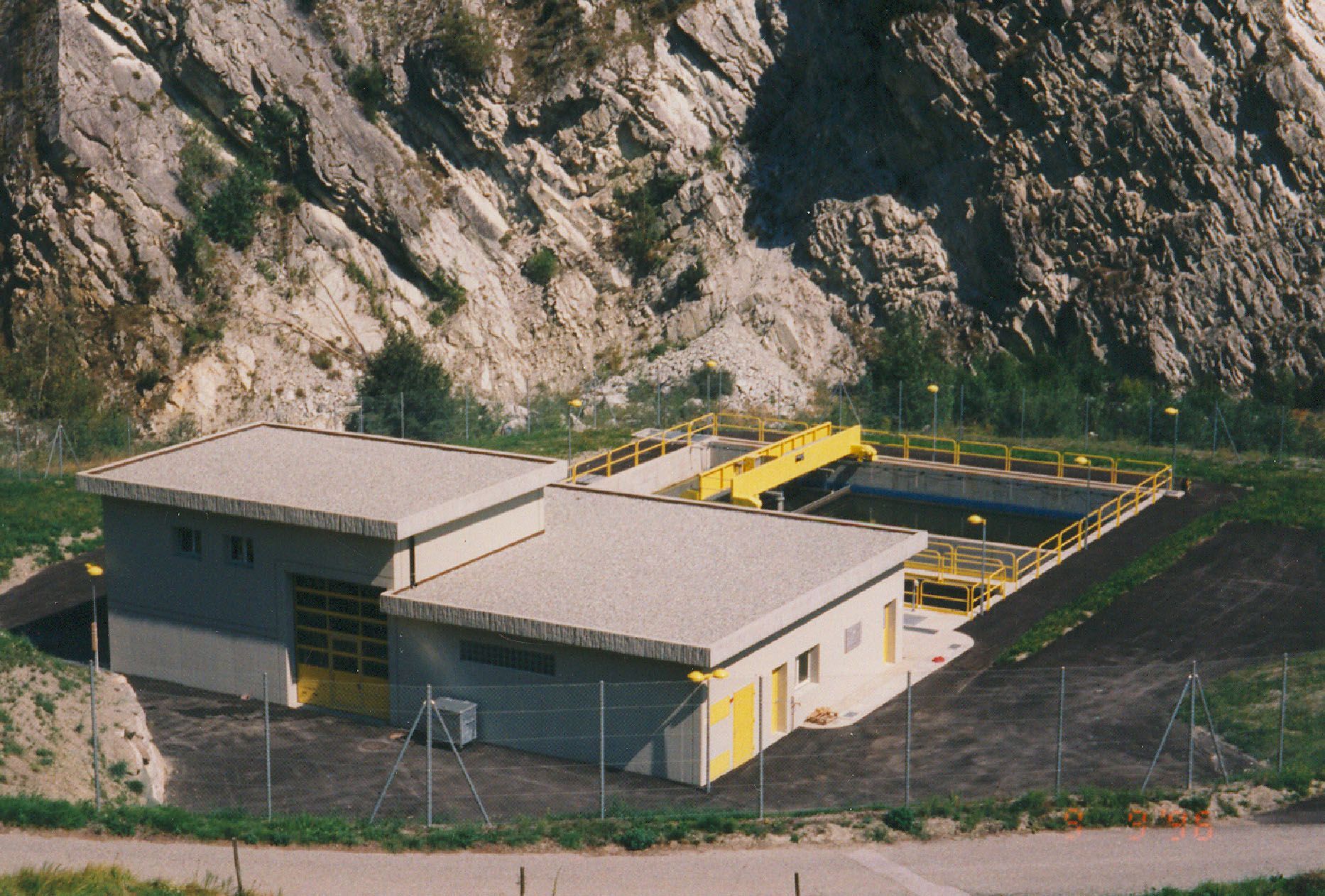 Une vue aérienne d'un bâtiment au milieu d'un champ
