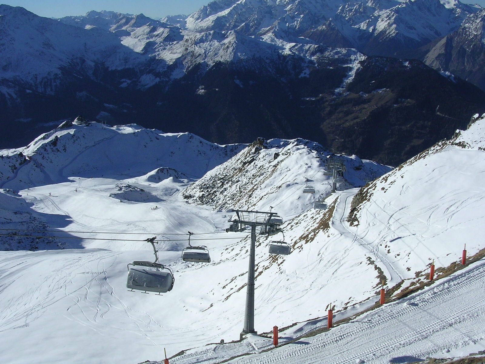 Un téléphérique qui monte une montagne enneigée