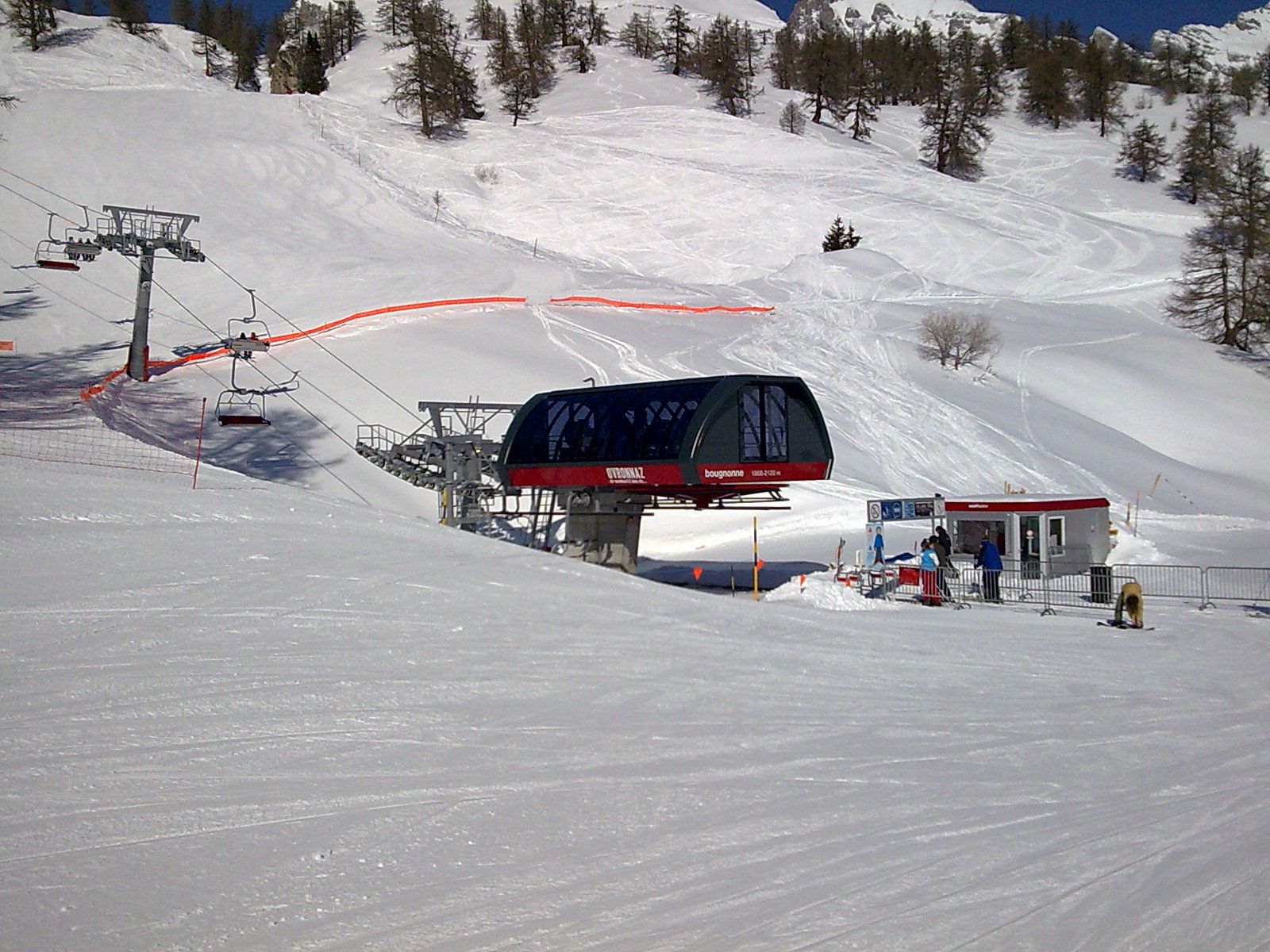 Un téléphérique monte une montagne enneigée