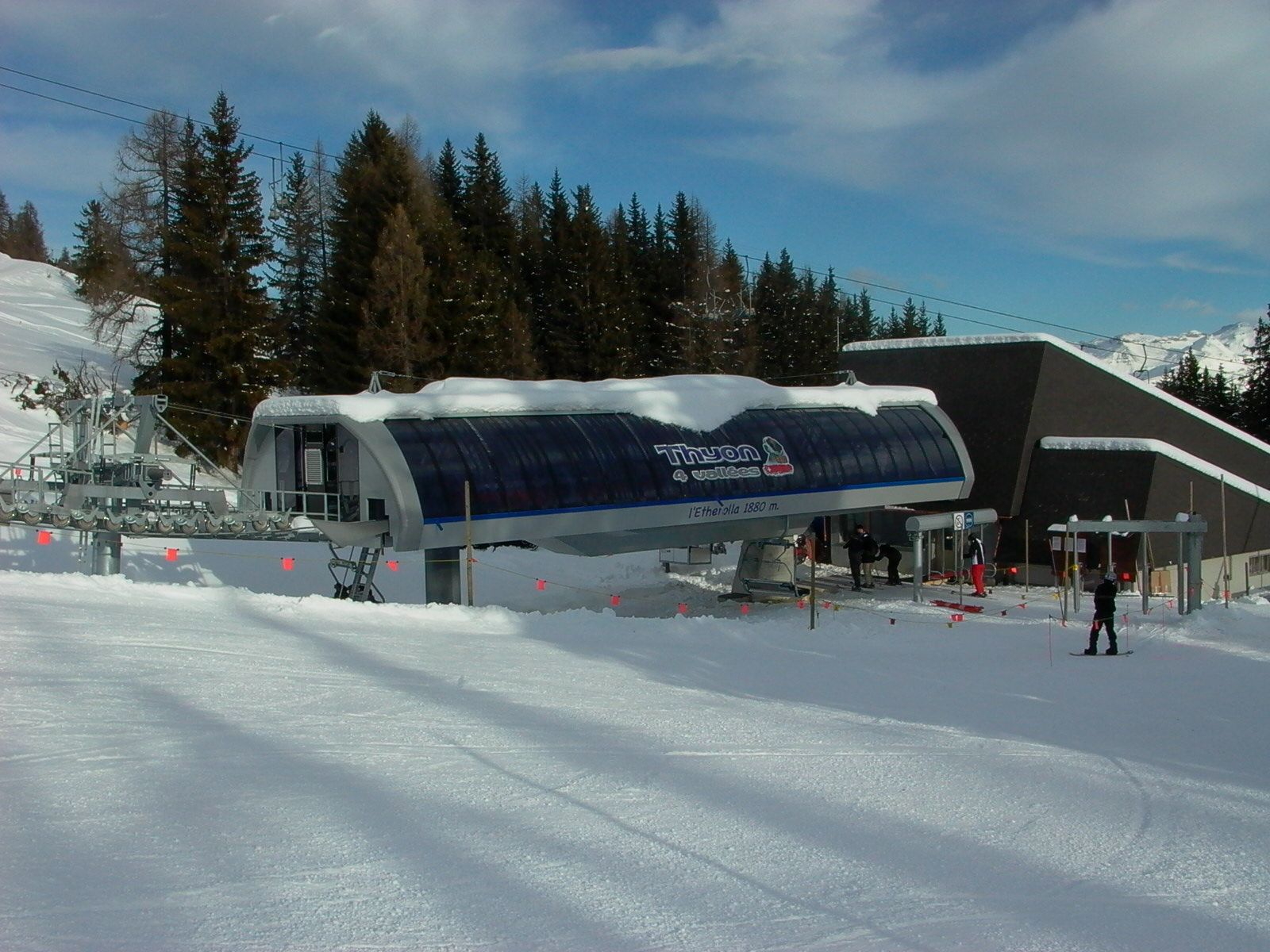 Un téléphérique sur lequel est écrit « Suisse »