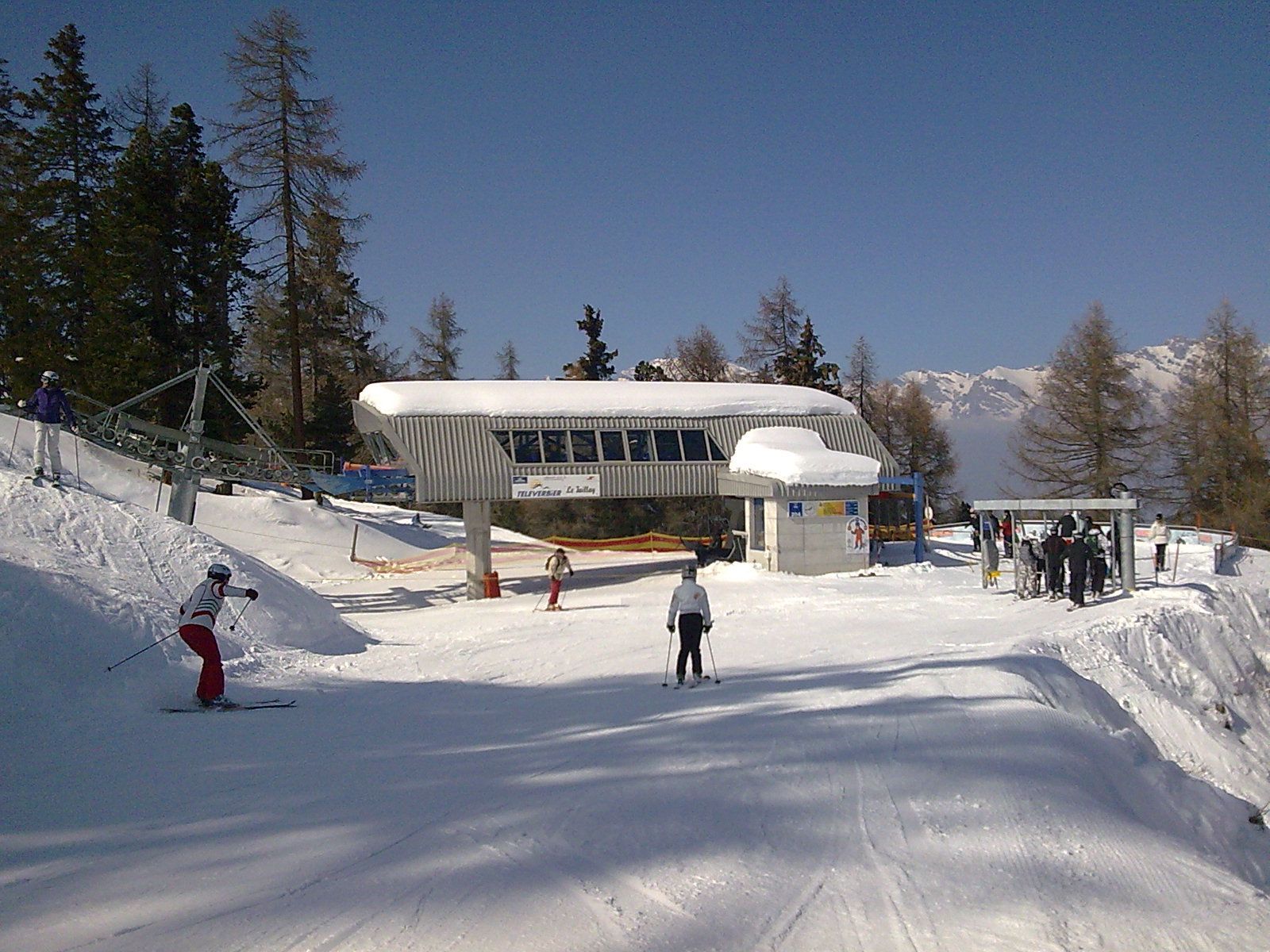 Un groupe de personnes dévalant une pente enneigée