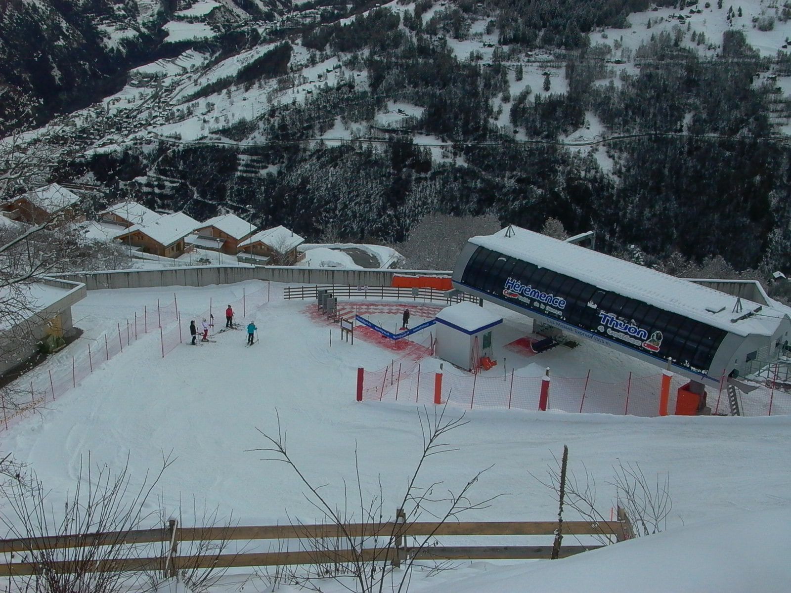 Une piste de ski avec un bâtiment sur lequel est écrit « Salomon »