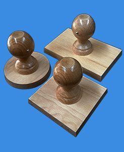 Carimbos de borracha de madeira com cabos redondos e bases quadradas/redondas.