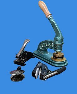 Selos de relevo, um furador de papel e um arredondador de cantos em um fundo azul.