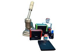 Vários carimbos de borracha, frascos de tinta e uma prensa pesada.