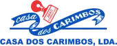 Logotipo da "Casa dos Carimbos, LDA.", com uma fita azul com texto, &iacute;cone de carimbo e texto abaixo.