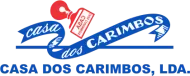 Logotipo da "Casa dos Carimbos, LDA.", com uma fita azul com texto, &iacute;cone de carimbo e texto abaixo.