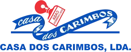Logotipo da "Casa dos Carimbos, LDA.", com uma fita azul com texto, &iacute;cone de carimbo e texto abaixo.