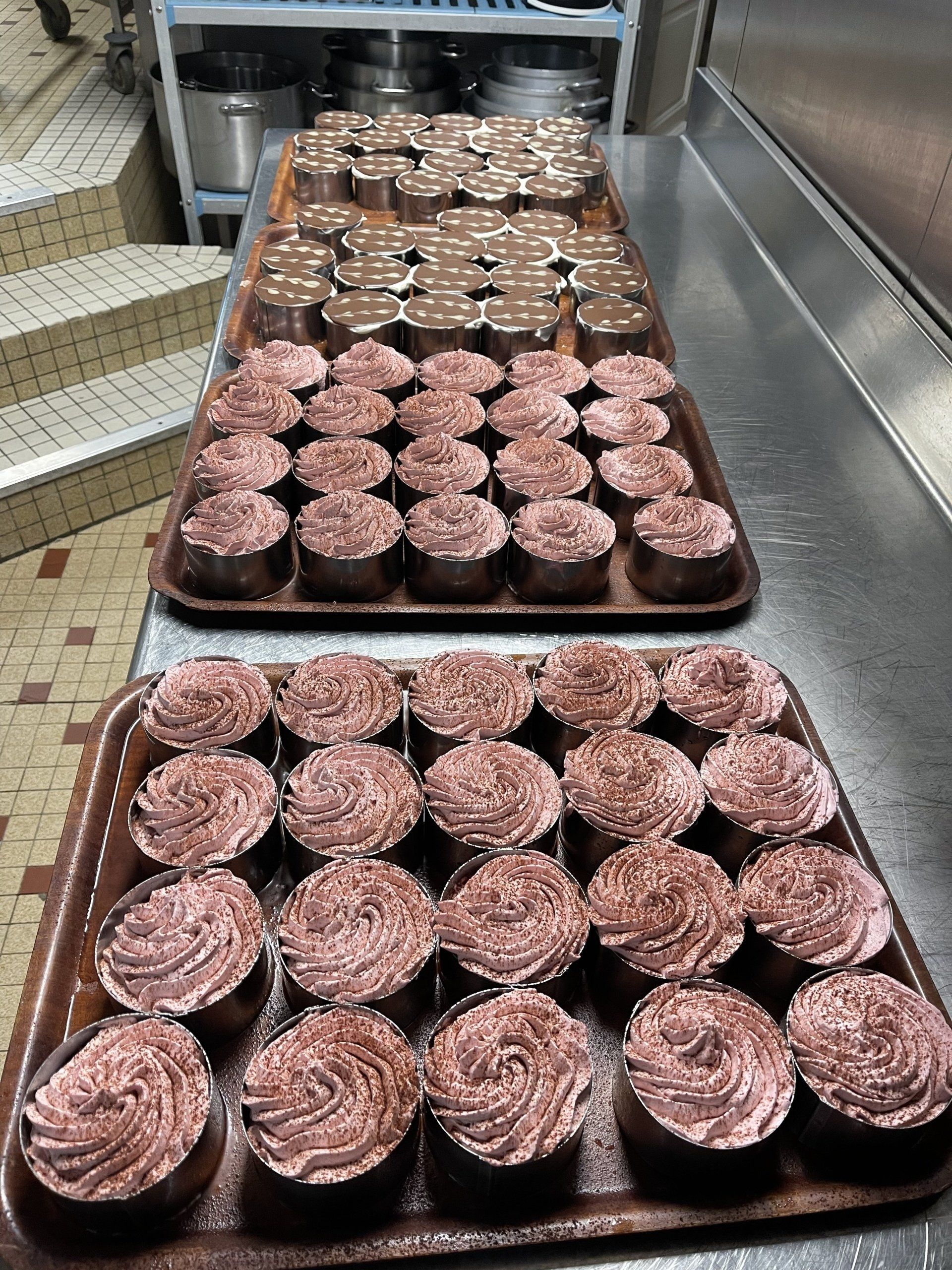 nombreux desserts au chocolat