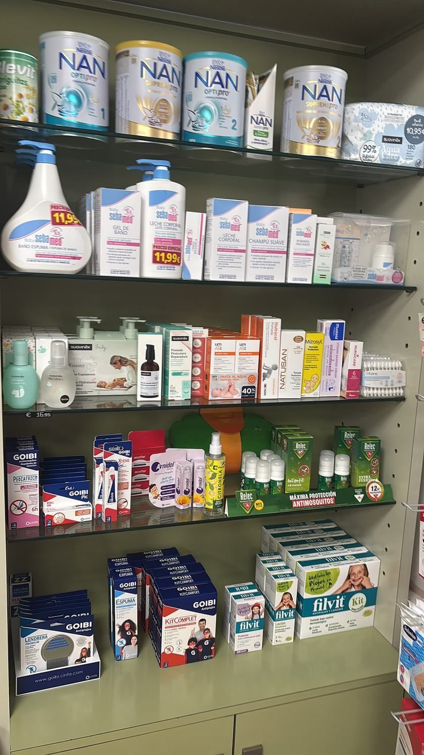 Estantería de supermercado llena de latas y cajas de leche de fórmula para bebés
