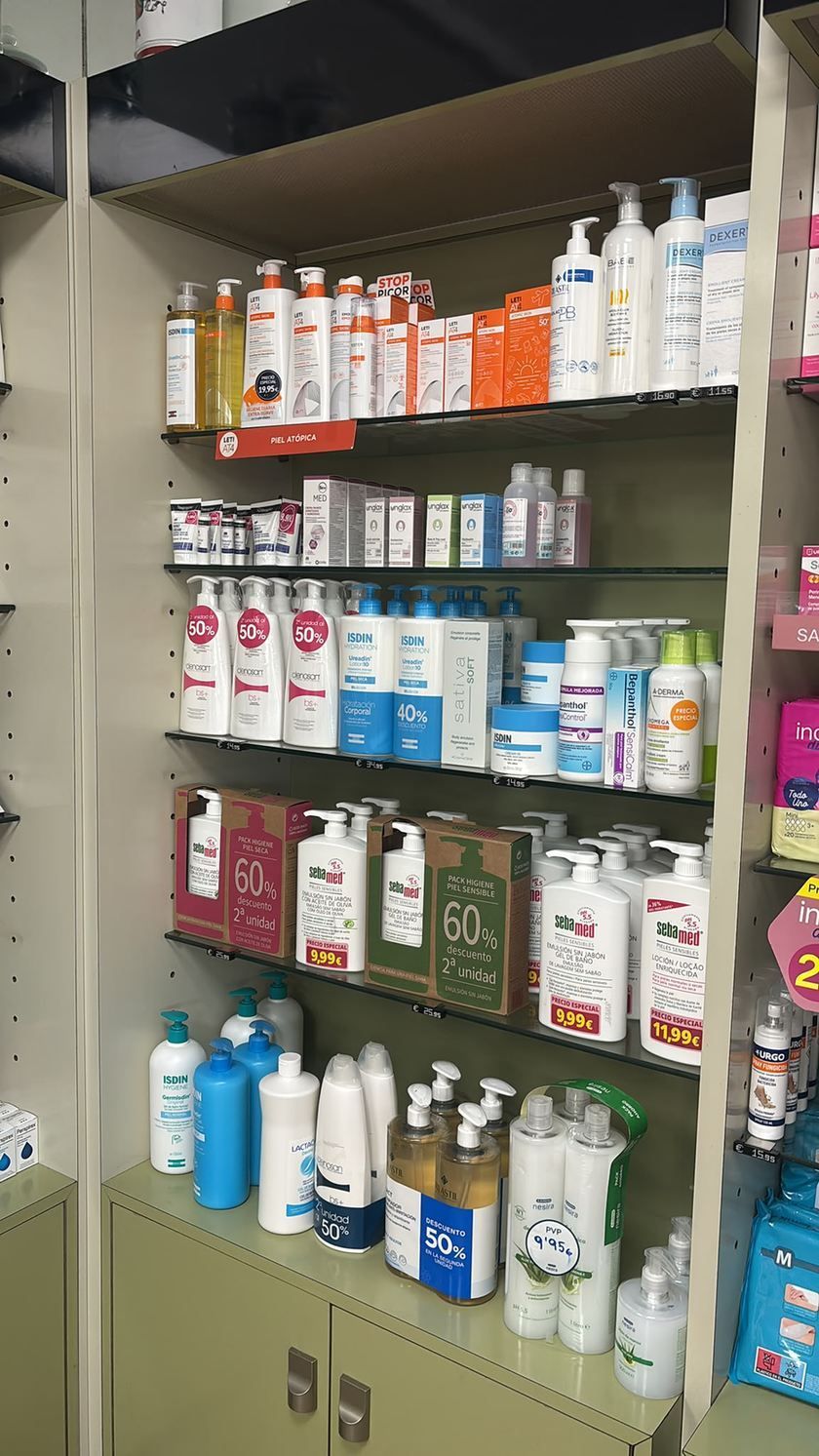Estanterías llenas de productos variados para el cabello y de belleza en un pasillo de una tienda