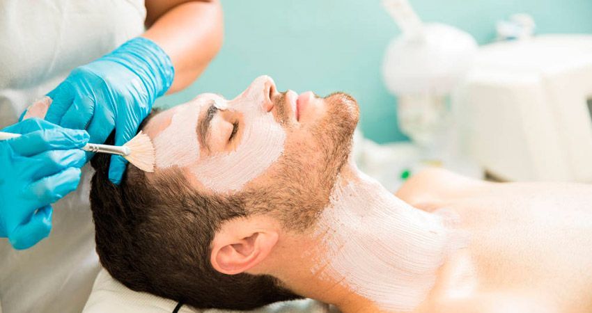 Un hombre está recibiendo un tratamiento facial en un spa.