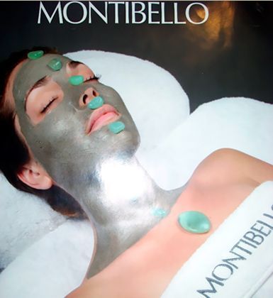 Una mujer con una máscara de Montibello en la cara.